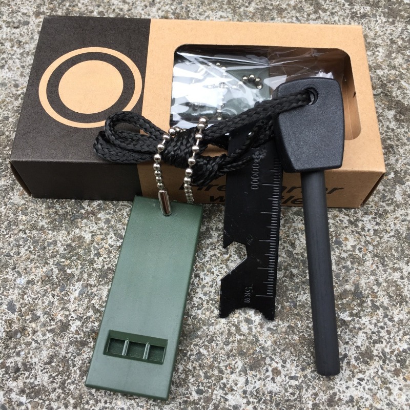 Fire Starter Flint - アウトドアサバイバルファイヤースターターキット、フェロセリウム製火打ち石と多機能スクレーパー、緊急ホイッスル付き、キャンプやハイキングに最適